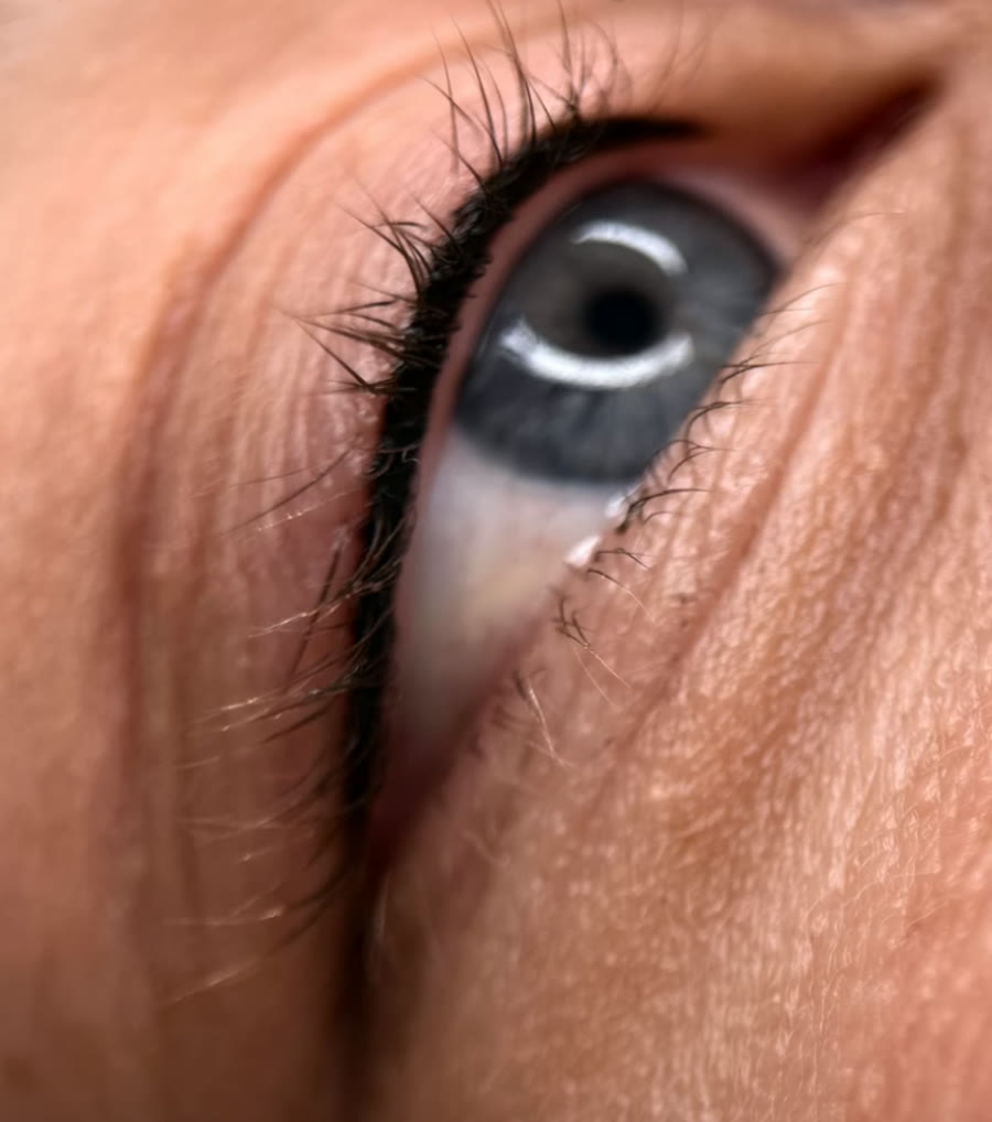 Verdichteter Wimpernkranz nach der Pigmentierung, ohne sichtbaren Lidstrich